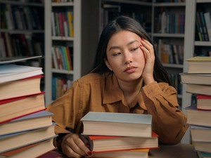 Sering Lelah & Pegal Linu Saat Skripsian? 4 Hal Ini Bisa Jadi Pemicunya