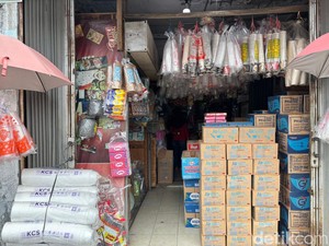 Pedagang di Bekasi Pusing Harga Plastik Melonjak gara-gara Perang