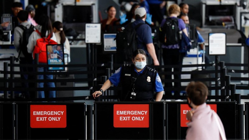 People wait in TSA security lines at New York's John F. Kennedy International Airport in Queens, New York City, U.S., March 26, 2026. Picture taken with a phone. REUTERS/Brendan McDermid