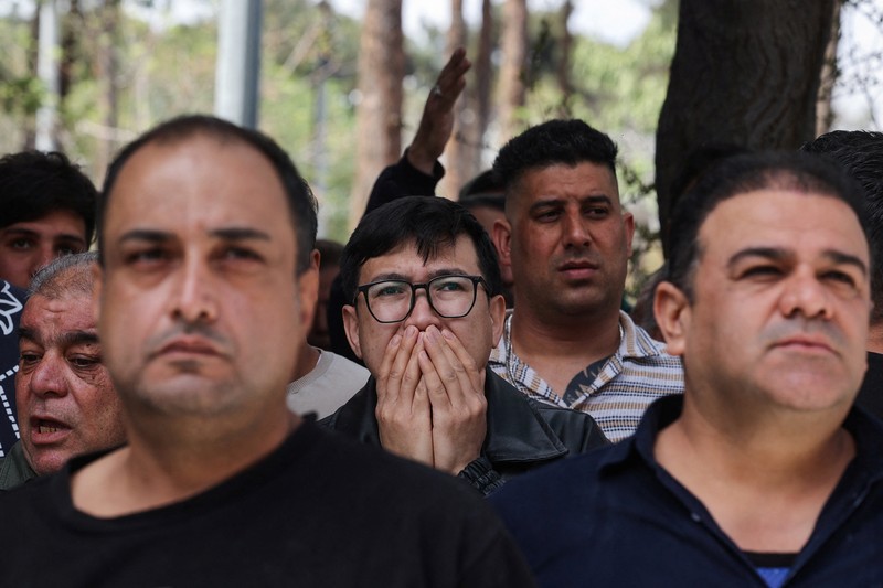 Petugas tanggap darurat mengevakuasi korban dari bawah reruntuhan di lokasi bangunan tempat tinggal yang rusak akibat serangan udara, di tengah konflik AS-Israel dengan Iran, di Teheran, Iran, 27 Maret 2026. (Majid Asgaripour/WANA (West Asia News Agency) via REUTERS)