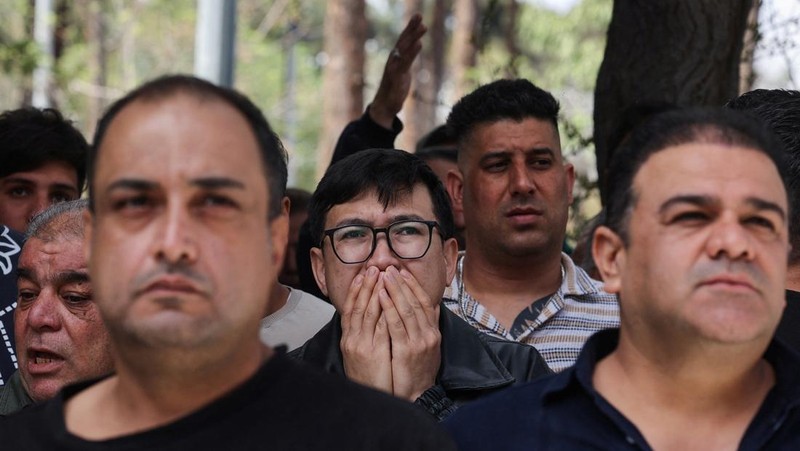 Petugas tanggap darurat mengevakuasi korban dari bawah reruntuhan di lokasi bangunan tempat tinggal yang rusak akibat serangan udara, di tengah konflik AS-Israel dengan Iran, di Teheran, Iran, 27 Maret 2026. (Majid Asgaripour/WANA (West Asia News Agency) via REUTERS)