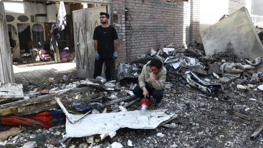 Petugas tanggap darurat mengevakuasi korban dari bawah reruntuhan di lokasi bangunan tempat tinggal yang rusak akibat serangan udara, di tengah konflik AS-Israel dengan Iran, di Teheran, Iran, 27 Maret 2026. (Majid Asgaripour/WANA (West Asia News Agency) via REUTERS)