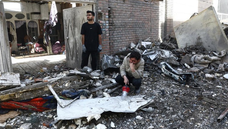 Petugas tanggap darurat mengevakuasi korban dari bawah reruntuhan di lokasi bangunan tempat tinggal yang rusak akibat serangan udara, di tengah konflik AS-Israel dengan Iran, di Teheran, Iran, 27 Maret 2026. (Majid Asgaripour/WANA (West Asia News Agency) via REUTERS)