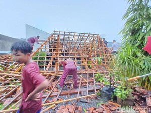 Angin Kencang Terjang Sleman, Genting Beterbangan-Joglo Roboh