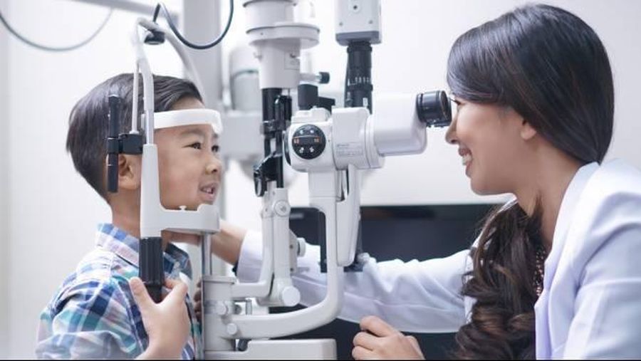 Ilustrasi anak periksa dokter mata. (Dok. KMN EyeCare)