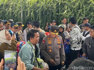 Tinjau Arus Balik di Bakauheni, Kapolri Bagikan Bingkisan untuk Penumpang