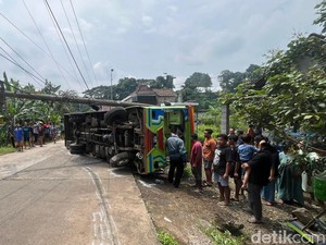 Kereta Kelinci Sarat Penumpang Terguling di Mojokerto, 1 Orang Tewas