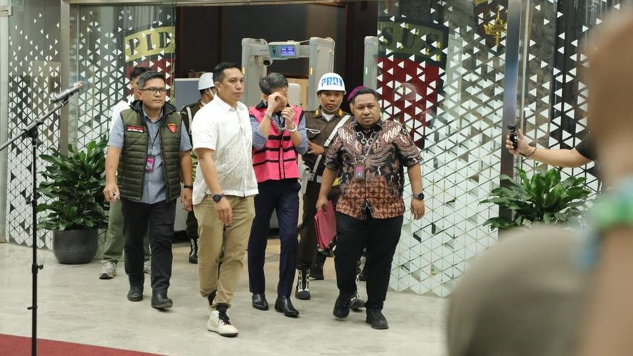 Kejaksaan Agung menetapkan Samin Tan sebagai tersangka dalam perkara tindak pidana korupsi penyimpangan dalam pengelolaan pertambangan PT Asmin Koalindo Tuhup di Kabupaten Murung Raya, Provinsi Kalimantan Tengah, periode 2016-2025. Penetapan itu diumumkan Kejagung dalam konferensi pers yang digelar di depan gedung Jaksa Agung Muda Bidang Tindak Pidana Khusus, kompleks Kejagung, Jakarta Selatan, Sabtu (28/3/2026). (Istimewa)