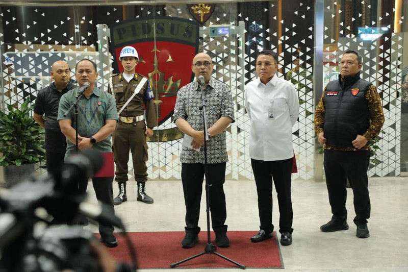 Kejaksaan Agung menetapkan Samin Tan sebagai tersangka dalam perkara tindak pidana korupsi penyimpangan dalam pengelolaan pertambangan PT Asmin Koalindo Tuhup di Kabupaten Murung Raya, Provinsi Kalimantan Tengah, periode 2016-2025. Penetapan itu diumumkan Kejagung dalam konferensi pers yang digelar di depan gedung Jaksa Agung Muda Bidang Tindak Pidana Khusus, kompleks Kejagung, Jakarta Selatan, Sabtu (28/3/2026). (Istimewa)