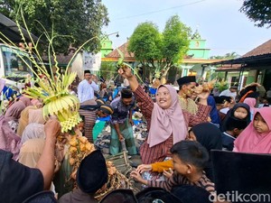 Meriahnya Kirab Gunungan Ketupat di Kepuhbener Nganjuk