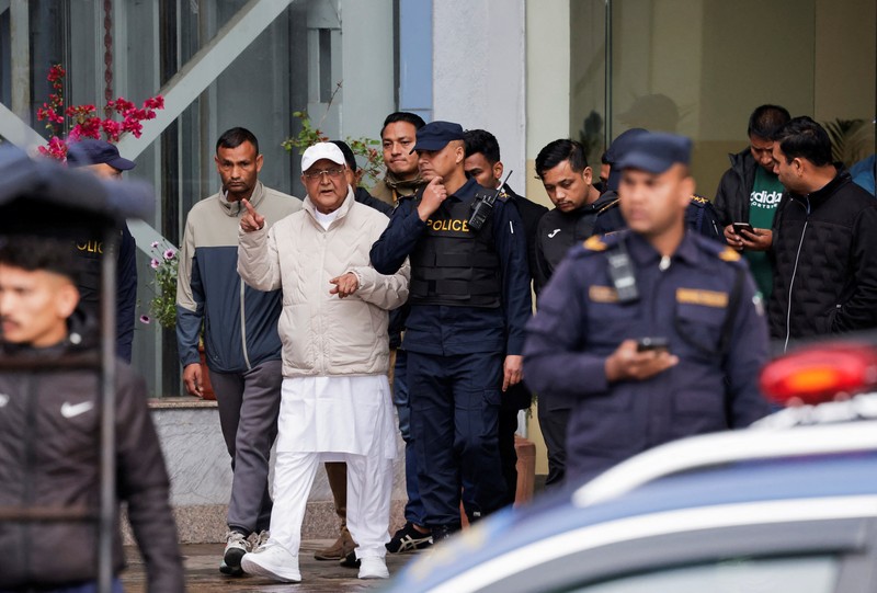 Petugas polisi bentrok dengan pendukung mantan Perdana Menteri Nepal dan Ketua Partai Komunis Nepal, K.P. Sharma Oli, imbas penahanan Oli oleh polisi di Kathmandu, Nepal, Sabtu (28/3/2026). (REUTERS/Navesh Chitrakar)