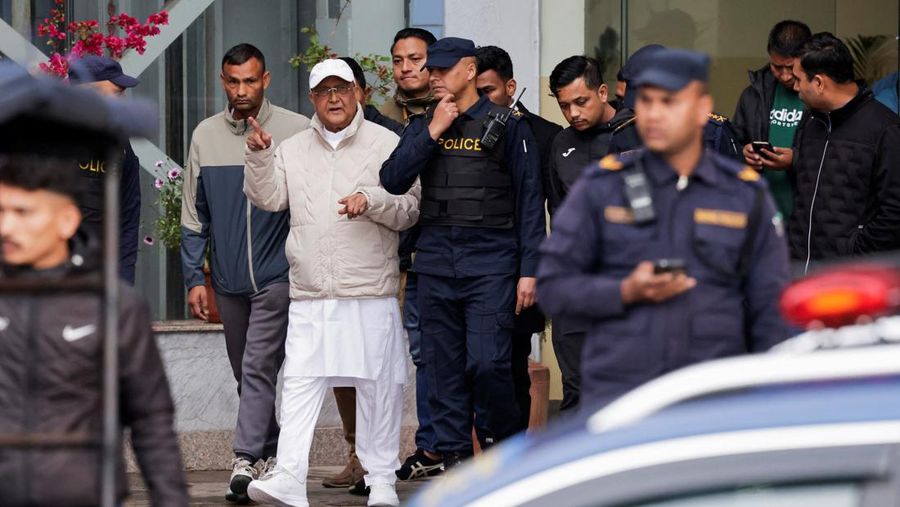 Petugas polisi bentrok dengan pendukung mantan Perdana Menteri Nepal dan Ketua Partai Komunis Nepal, K.P. Sharma Oli, imbas penahanan Oli oleh polisi di Kathmandu, Nepal, Sabtu (28/3/2026). (REUTERS/Navesh Chitrakar)