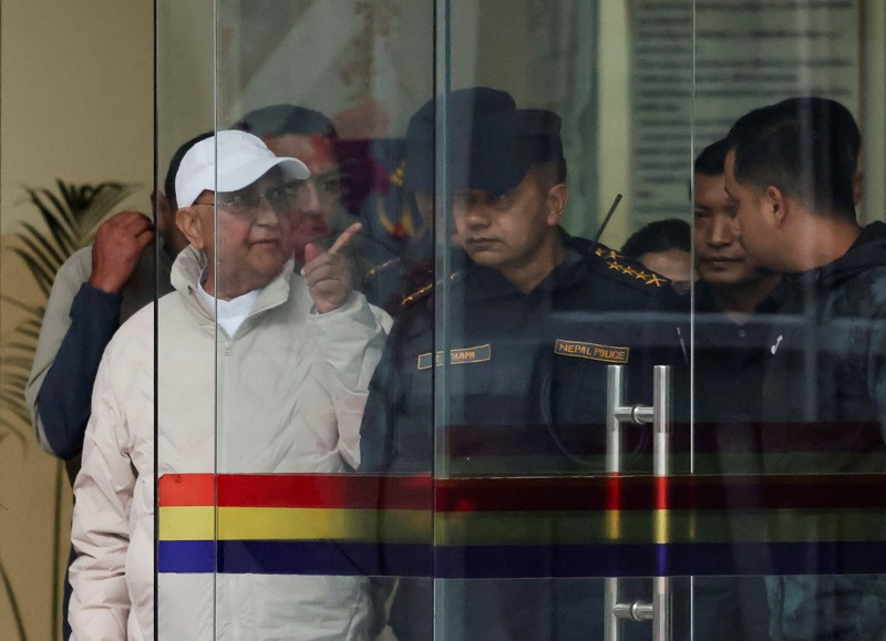 Petugas polisi bentrok dengan pendukung mantan Perdana Menteri Nepal dan Ketua Partai Komunis Nepal, K.P. Sharma Oli, imbas penahanan Oli oleh polisi di Kathmandu, Nepal, Sabtu (28/3/2026). (REUTERS/Navesh Chitrakar)