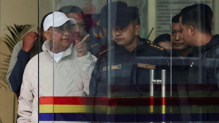 Mantan Perdana Menteri Nepal dan Ketua Partai Komunis Nepal, K.P. Sharma Oli memberi isyarat saat dibawa ke rumah sakit dari Kantor Polisi Distrik setelah ditahan oleh polisi yang sedang menyelidiki apakah ia lalai dalam mencegah puluhan kematian selama protes Gen Z, di Kathmandu, Nepal, Sabtu (28/3/2026. (REUTERS/Navesh Chitrakar)