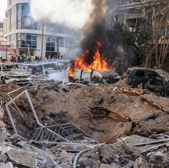 Tel Aviv Dihantam Serangan Rudal Iran, Satu Kota Porak Poranda