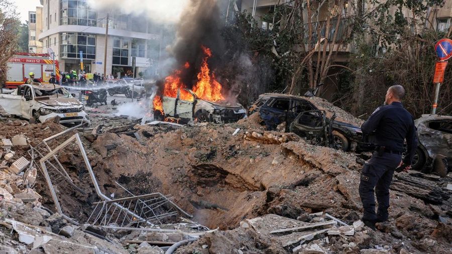 Otoritas Israel melaporkan sedikitnya satu orang tewas di area ibu kota Tel Aviv akibat serangan rudal Iran Sabtu (28/3/2026). (REUTERS/Ronen Zvulun)