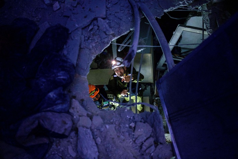 Otoritas Israel melaporkan sedikitnya satu orang tewas di area ibu kota Tel Aviv akibat serangan rudal Iran Sabtu (28/3/2026). (REUTERS/Ronen Zvulun)