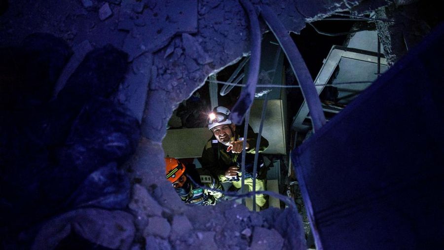 Otoritas Israel melaporkan sedikitnya satu orang tewas di area ibu kota Tel Aviv akibat serangan rudal Iran Sabtu (28/3/2026). (REUTERS/Ronen Zvulun)