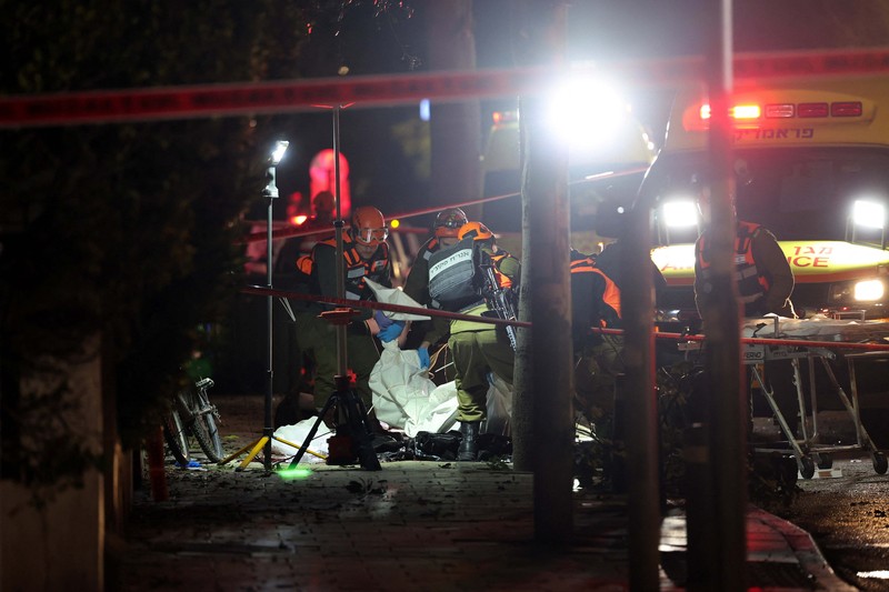 Otoritas Israel melaporkan sedikitnya satu orang tewas di area ibu kota Tel Aviv akibat serangan rudal Iran Sabtu (28/3/2026). (REUTERS/Ronen Zvulun)