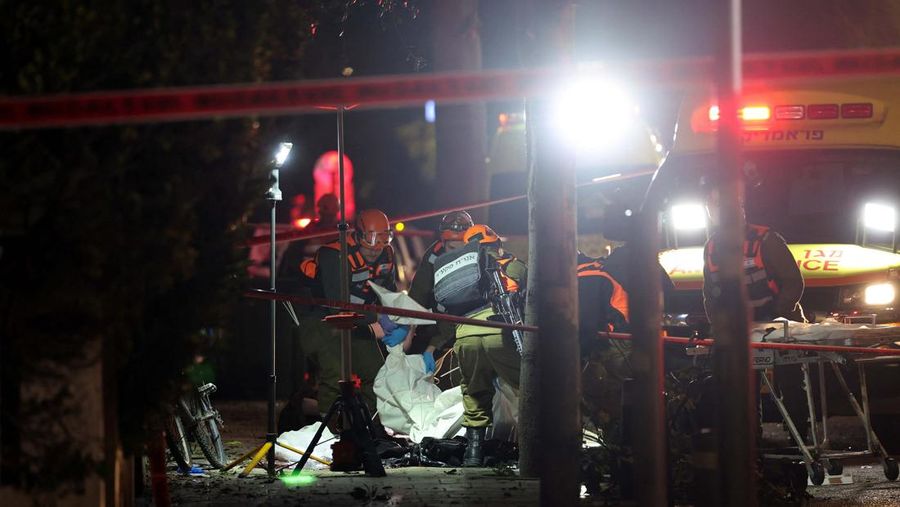 Otoritas Israel melaporkan sedikitnya satu orang tewas di area ibu kota Tel Aviv akibat serangan rudal Iran Sabtu (28/3/2026). (REUTERS/Ronen Zvulun)