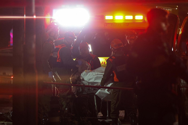 Otoritas Israel melaporkan sedikitnya satu orang tewas di area ibu kota Tel Aviv akibat serangan rudal Iran Sabtu (28/3/2026). (REUTERS/Ronen Zvulun)