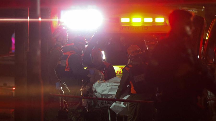 Otoritas Israel melaporkan sedikitnya satu orang tewas di area ibu kota Tel Aviv akibat serangan rudal Iran Sabtu (28/3/2026). (REUTERS/Ronen Zvulun)