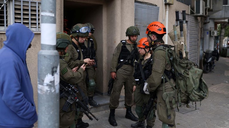 Otoritas Israel melaporkan sedikitnya satu orang tewas di area ibu kota Tel Aviv akibat serangan rudal Iran Sabtu (28/3/2026). (REUTERS/Ronen Zvulun)