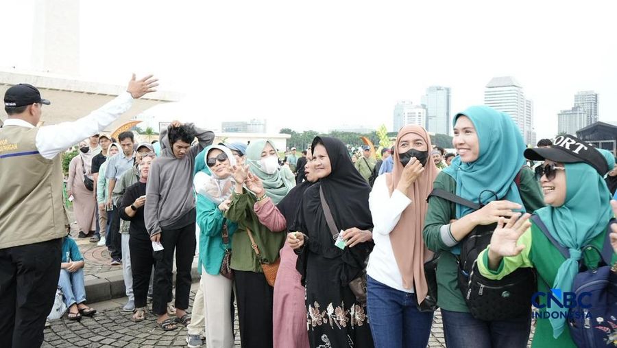 Pemerintah menggelar bazar rakyat dan hiburan gratis di kawasan Monumen Nasional (Monas), Sabtu (28/3/2026), sebagai bagian dari upaya merayakan Idulfitri bersama masyarakat. (CNBC Indonesia/Ferry Sandi)