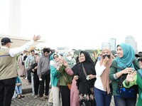 Prabowo Gelar Bazar Rakyat di Monas, Bagikan Makanan hingga Motor