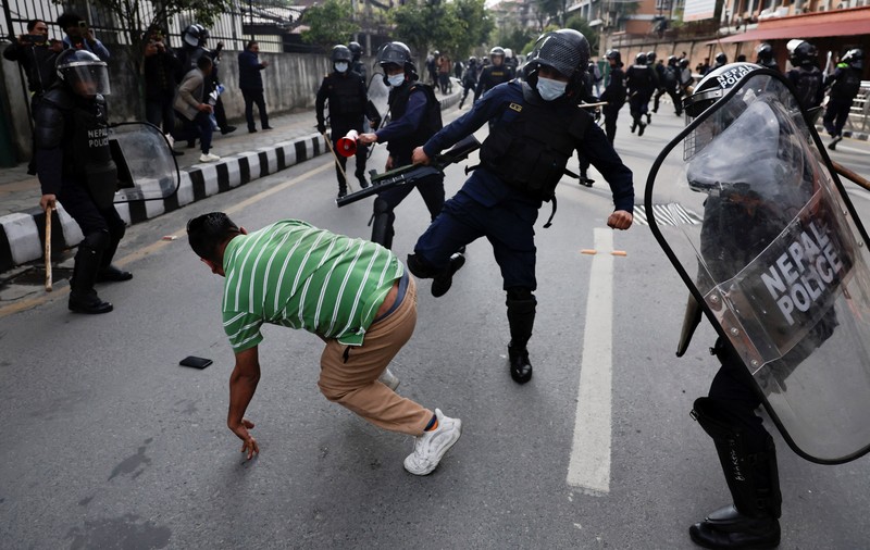 Petugas polisi bentrok dengan pendukung mantan Perdana Menteri Nepal dan Ketua Partai Komunis Nepal, K.P. Sharma Oli, imbas penahanan Oli oleh polisi di Kathmandu, Nepal, Sabtu (28/3/2026). (REUTERS/Navesh Chitrakar)