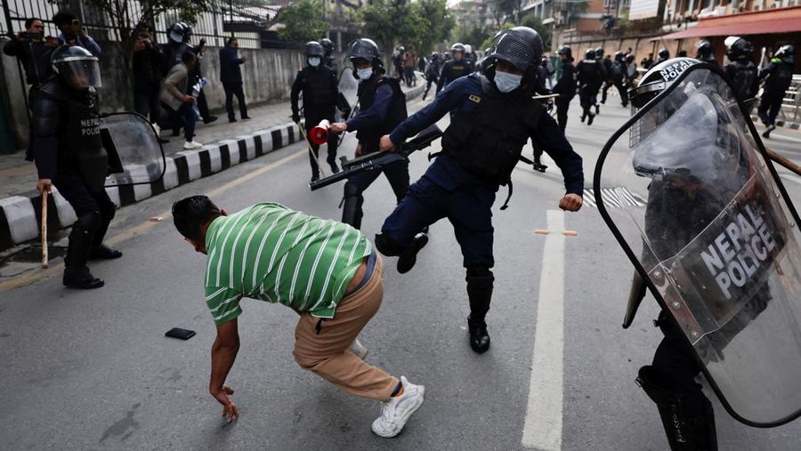 Petugas polisi bentrok dengan pendukung mantan Perdana Menteri Nepal dan Ketua Partai Komunis Nepal, K.P. Sharma Oli, imbas penahanan Oli oleh polisi di Kathmandu, Nepal, Sabtu (28/3/2026). (REUTERS/Navesh Chitrakar)