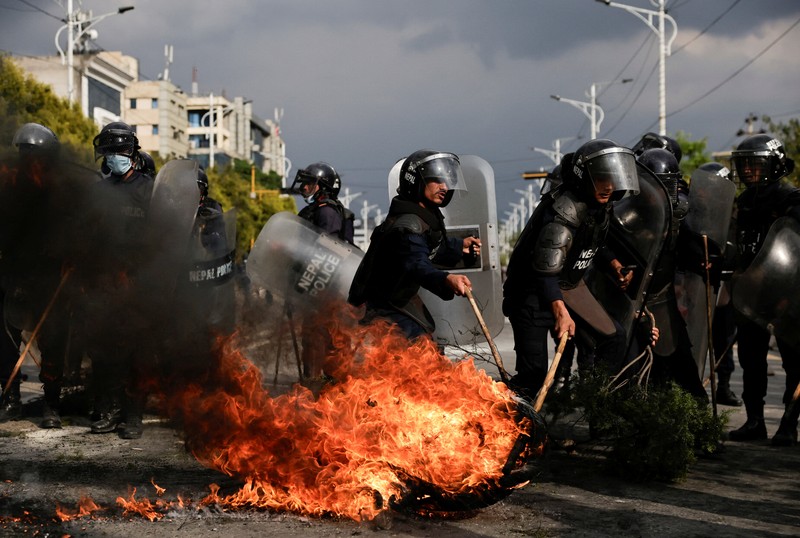 Petugas polisi bentrok dengan pendukung mantan Perdana Menteri Nepal dan Ketua Partai Komunis Nepal, K.P. Sharma Oli, imbas penahanan Oli oleh polisi di Kathmandu, Nepal, Sabtu (28/3/2026). (REUTERS/Navesh Chitrakar)