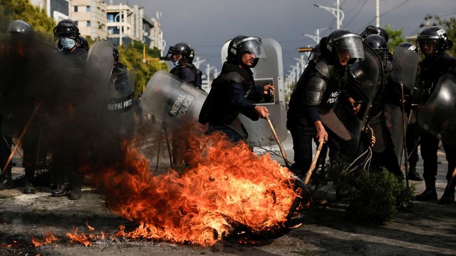 Petugas polisi bentrok dengan pendukung mantan Perdana Menteri Nepal dan Ketua Partai Komunis Nepal, K.P. Sharma Oli, imbas penahanan Oli oleh polisi di Kathmandu, Nepal, Sabtu (28/3/2026). (REUTERS/Navesh Chitrakar)