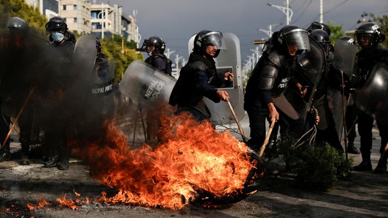 Petugas polisi bentrok dengan pendukung mantan Perdana Menteri Nepal dan Ketua Partai Komunis Nepal, K.P. Sharma Oli, imbas penahanan Oli oleh polisi di Kathmandu, Nepal, Sabtu (28/3/2026). (REUTERS/Navesh Chitrakar)