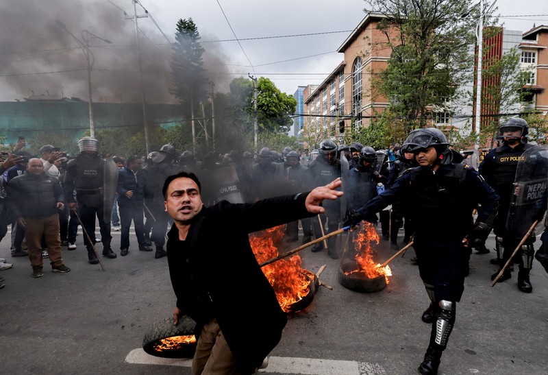 Petugas polisi bentrok dengan pendukung mantan Perdana Menteri Nepal dan Ketua Partai Komunis Nepal, K.P. Sharma Oli, imbas penahanan Oli oleh polisi di Kathmandu, Nepal, Sabtu (28/3/2026). (REUTERS/Navesh Chitrakar)
