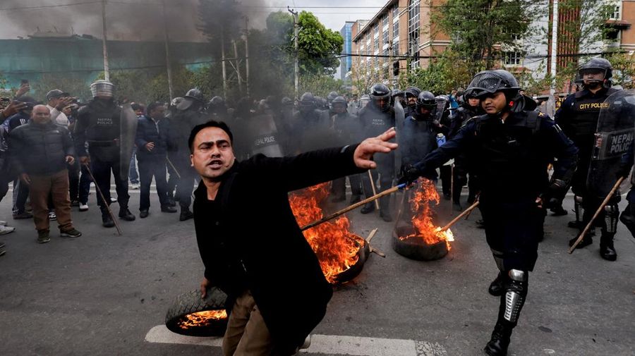 Petugas polisi bentrok dengan pendukung mantan Perdana Menteri Nepal dan Ketua Partai Komunis Nepal, K.P. Sharma Oli, imbas penahanan Oli oleh polisi di Kathmandu, Nepal, Sabtu (28/3/2026). (REUTERS/Navesh Chitrakar)
