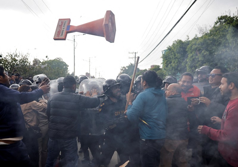 Petugas polisi bentrok dengan pendukung mantan Perdana Menteri Nepal dan Ketua Partai Komunis Nepal, K.P. Sharma Oli, imbas penahanan Oli oleh polisi di Kathmandu, Nepal, Sabtu (28/3/2026). (REUTERS/Navesh Chitrakar)