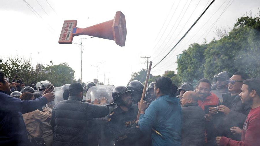 Petugas polisi bentrok dengan pendukung mantan Perdana Menteri Nepal dan Ketua Partai Komunis Nepal, K.P. Sharma Oli, imbas penahanan Oli oleh polisi di Kathmandu, Nepal, Sabtu (28/3/2026). (REUTERS/Navesh Chitrakar)