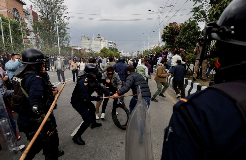 Petugas polisi bentrok dengan pendukung mantan Perdana Menteri Nepal dan Ketua Partai Komunis Nepal, K.P. Sharma Oli, imbas penahanan Oli oleh polisi di Kathmandu, Nepal, Sabtu (28/3/2026). (REUTERS/Navesh Chitrakar)
