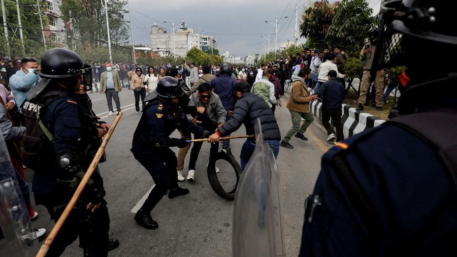 Petugas polisi bentrok dengan pendukung mantan Perdana Menteri Nepal dan Ketua Partai Komunis Nepal, K.P. Sharma Oli, imbas penahanan Oli oleh polisi di Kathmandu, Nepal, Sabtu (28/3/2026). (REUTERS/Navesh Chitrakar)