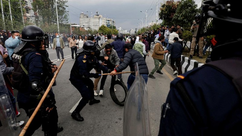 Petugas polisi bentrok dengan pendukung mantan Perdana Menteri Nepal dan Ketua Partai Komunis Nepal, K.P. Sharma Oli, imbas penahanan Oli oleh polisi di Kathmandu, Nepal, Sabtu (28/3/2026). (REUTERS/Navesh Chitrakar)