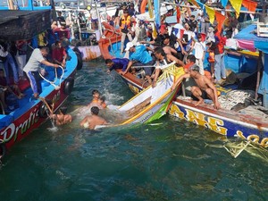 Meriahnya Larung Kepala Kerbau Tradisi Pesta Lomban di Laut Jepara