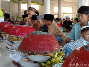 Tradisi Unik Lebaran Topat Anak-anak di Lombok Timur