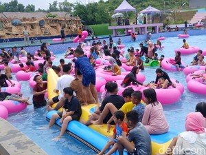 Wahana Water Park di Lampung Dipadati Wisatawan Palembang hingga Bandung