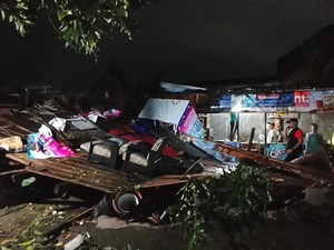 Angin Kencang Terjang Kaliombo Kediri, Warung Roboh-Dapur Warga Amblas