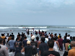 Wisatawan di Pantai Paseban Jember Tewas Terseret Ombak