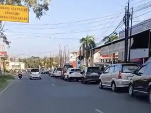 Warga di Sinjai Antre 1 Km Sejak Subuh demi Dapat BBM