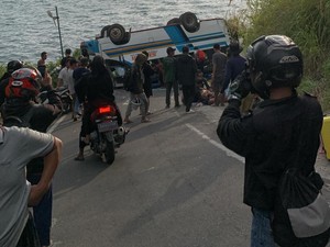 Bus Bawa Rombongan Pengantin Terbalik di Tanjakan Danau Ranau OKU Selatan