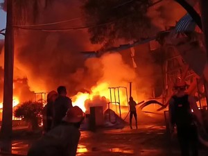 Horor Kebakaran Pabrik Terpal hingga Berjam-jam di Bogor