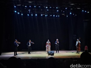 Musik Folk Hungaria Menggema di Surabaya